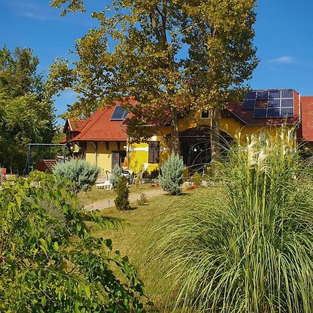 Harmonia Apartmanhaz Balatonlelle Exterior foto